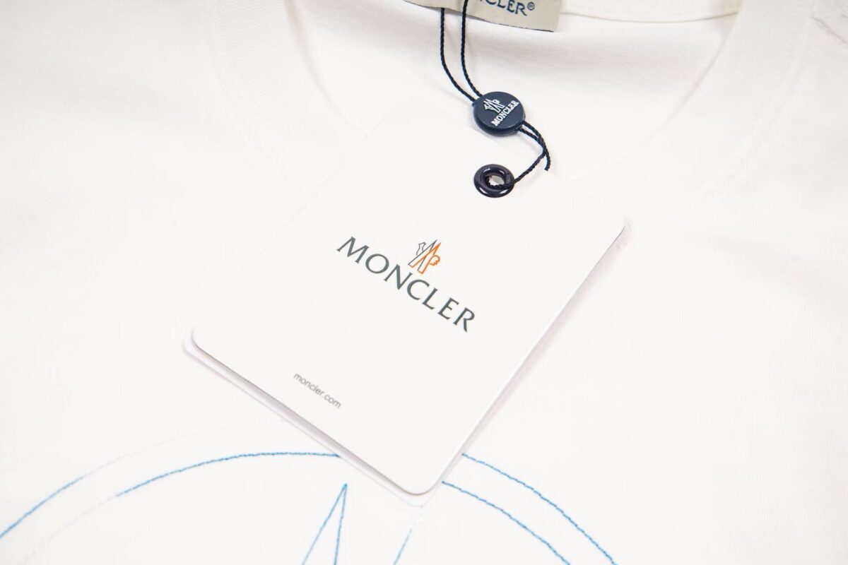 P80 Moncler/蒙口 胸前炫彩刺绣圆领短袖 面料选用高品质纯棉 质地柔软亲肤 透气性极佳 穿着感舒适 无论是日常通勤还是休闲漫步 都能带来自在体验 经典圆领设计 线条流畅 贴合颈部曲线 对各种脸型都十分友好 百搭又实穿 正面的“MONCLER”品牌标识以炫彩刺绣呈现 精致的针法与细腻的质感 彰显品牌的高端品质与独特魅力 以简约诠释奢华 是时尚品味与舒适体验的完美结合 拥有它 为你的时尚穿搭增添一份经典与质感 三标齐全 颜色：黑色 白色 Size:S M L XL