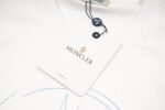 P80 Moncler/蒙口 胸前炫彩刺绣圆领短袖 面料选用高品质纯棉 质地柔软亲肤 透气性极佳 穿着感舒适 无论是日常通勤还是休闲漫步 都能带来自在体验 经典圆领设计 线条流畅 贴合颈部曲线 对各种脸型都十分友好 百搭又实穿 正面的“MONCLER”品牌标识以炫彩刺绣呈现 精致的针法与细腻的质感 彰显品牌的高端品质与独特魅力 以简约诠释奢华 是时尚品味与舒适体验的完美结合 拥有它 为你的时尚穿搭增添一份经典与质感 三标齐全 颜色：黑色 白色 Size:S M L XL