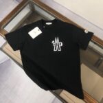 P75 💥 MONCLER 蒙口 夏季新款圆领短袖T恤！270克重磅高端纯棉面料，手感质感都极完美！修身裁剪设计干净利落！时尚又好看！走线做工非常精致！版型效果超赞！而且透气性能超强！任何年龄阶段都可轻松驾驭，男士衣橱里必备的单品。 颜色： 米白 黑色 码数：M-3XL （下单请报身高体重）