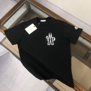 P75 💥 MONCLER 蒙口 夏季新款圆领短袖T恤！270克重磅高端纯棉面料，手感质感都极完美！修身裁剪设计干净利落！时尚又好看！走线做工非常精致！版型效果超赞！而且透气性能超强！任何年龄阶段都可轻松驾驭，男士衣橱里必备的单品。 颜色： 米白 黑色 码数：M-3XL （下单请报身高体重）