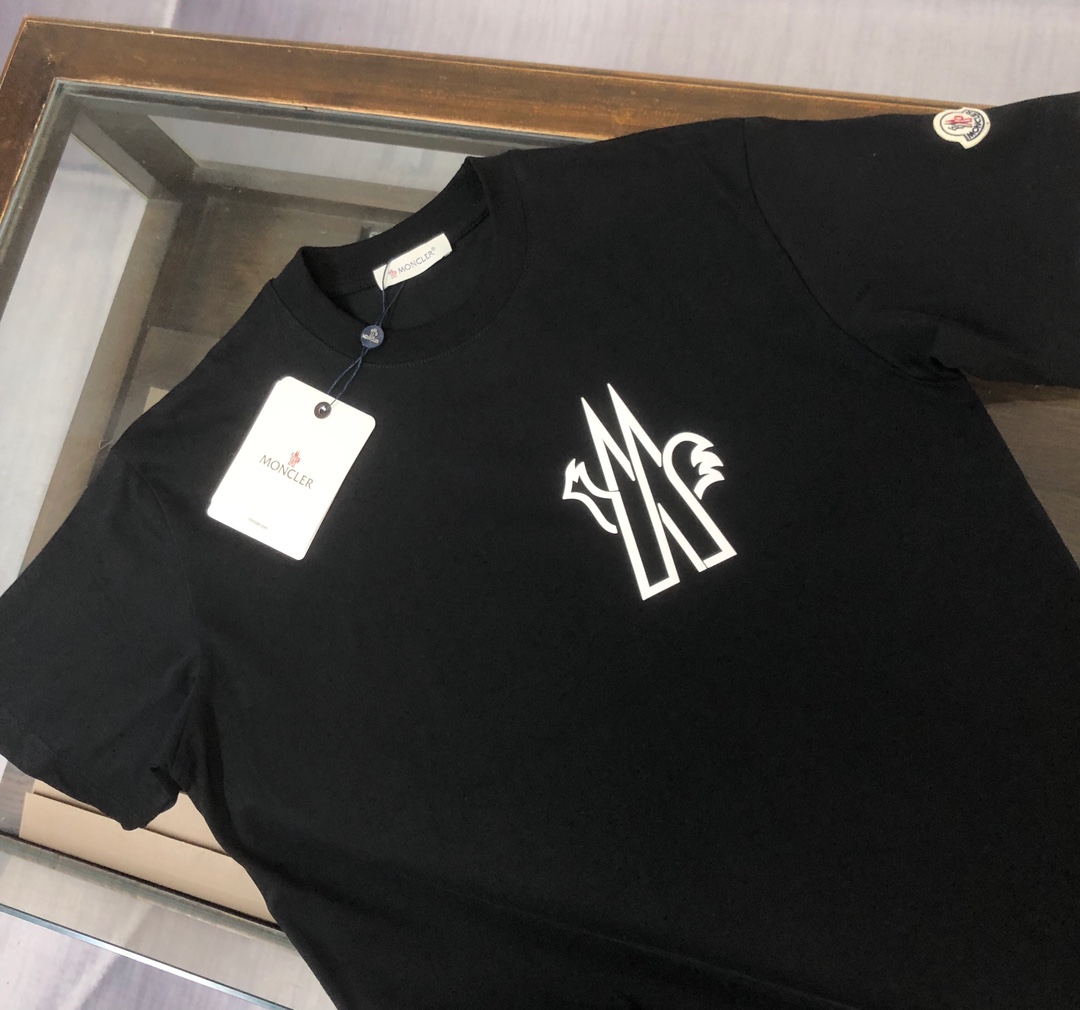 P75 💥 MONCLER 蒙口 夏季新款圆领短袖T恤！270克重磅高端纯棉面料，手感质感都极完美！修身裁剪设计干净利落！时尚又好看！走线做工非常精致！版型效果超赞！而且透气性能超强！任何年龄阶段都可轻松驾驭，男士衣橱里必备的单品。 颜色： 米白 黑色 码数：M-3XL （下单请报身高体重）