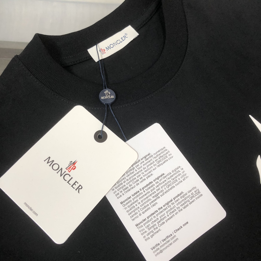 P75 💥 MONCLER 蒙口 夏季新款圆领短袖T恤！270克重磅高端纯棉面料，手感质感都极完美！修身裁剪设计干净利落！时尚又好看！走线做工非常精致！版型效果超赞！而且透气性能超强！任何年龄阶段都可轻松驾驭，男士衣橱里必备的单品。 颜色： 米白 黑色 码数：M-3XL （下单请报身高体重）