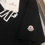 P75 💥 MONCLER 蒙口 夏季新款圆领短袖T恤！270克重磅高端纯棉面料，手感质感都极完美！修身裁剪设计干净利落！时尚又好看！走线做工非常精致！版型效果超赞！而且透气性能超强！任何年龄阶段都可轻松驾驭，男士衣橱里必备的单品。 颜色： 米白 黑色 码数：M-3XL （下单请报身高体重）