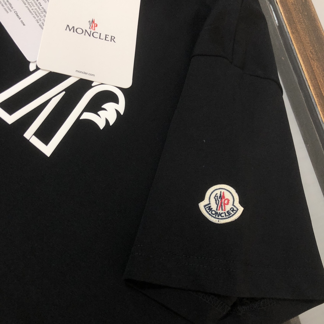 P75 💥 MONCLER 蒙口 夏季新款圆领短袖T恤！270克重磅高端纯棉面料，手感质感都极完美！修身裁剪设计干净利落！时尚又好看！走线做工非常精致！版型效果超赞！而且透气性能超强！任何年龄阶段都可轻松驾驭，男士衣橱里必备的单品。 颜色： 米白 黑色 码数：M-3XL （下单请报身高体重）