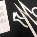 P75 💥 MONCLER 蒙口 夏季新款圆领短袖T恤！270克重磅高端纯棉面料，手感质感都极完美！修身裁剪设计干净利落！时尚又好看！走线做工非常精致！版型效果超赞！而且透气性能超强！任何年龄阶段都可轻松驾驭，男士衣橱里必备的单品。 颜色： 米白 黑色 码数：M-3XL （下单请报身高体重）