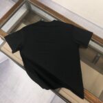 P75 💥 MONCLER 蒙口 夏季新款圆领短袖T恤！270克重磅高端纯棉面料，手感质感都极完美！修身裁剪设计干净利落！时尚又好看！走线做工非常精致！版型效果超赞！而且透气性能超强！任何年龄阶段都可轻松驾驭，男士衣橱里必备的单品。 颜色： 米白 黑色 码数：M-3XL （下单请报身高体重）