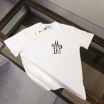 weigou_223554_0_77a3cd2b66 P75 💥 MONCLER 蒙口 夏季新款圆领短袖T恤!270克重磅高端纯棉面料,手感质感都极完美!修身裁剪设计干净利落!时尚又好看!走线做工非常精致!版型效果超赞!而且透气性能超强!任何年龄阶段都可轻松驾驭,男士衣橱里必备的单品。 颜色: 米白 黑色 码数:M-3XL (下单请报身高体重)
