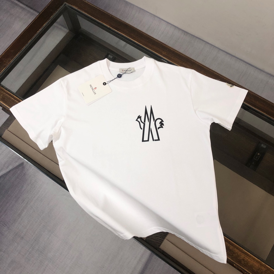 weigou_223554_0_77a3cd2b66 P75 💥 MONCLER 蒙口 夏季新款圆领短袖T恤!270克重磅高端纯棉面料,手感质感都极完美!修身裁剪设计干净利落!时尚又好看!走线做工非常精致!版型效果超赞!而且透气性能超强!任何年龄阶段都可轻松驾驭,男士衣橱里必备的单品。 颜色: 米白 黑色 码数:M-3XL (下单请报身高体重)