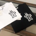 weigou_223554_1_efadf7d4c0 P75 💥 MONCLER 蒙口 夏季新款圆领短袖T恤!270克重磅高端纯棉面料,手感质感都极完美!修身裁剪设计干净利落!时尚又好看!走线做工非常精致!版型效果超赞!而且透气性能超强!任何年龄阶段都可轻松驾驭,男士衣橱里必备的单品。 颜色: 米白 黑色 码数:M-3XL (下单请报身高体重)
