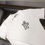 weigou_223554_2_8121f5d621 P75 💥 MONCLER 蒙口 夏季新款圆领短袖T恤!270克重磅高端纯棉面料,手感质感都极完美!修身裁剪设计干净利落!时尚又好看!走线做工非常精致!版型效果超赞!而且透气性能超强!任何年龄阶段都可轻松驾驭,男士衣橱里必备的单品。 颜色: 米白 黑色 码数:M-3XL (下单请报身高体重)