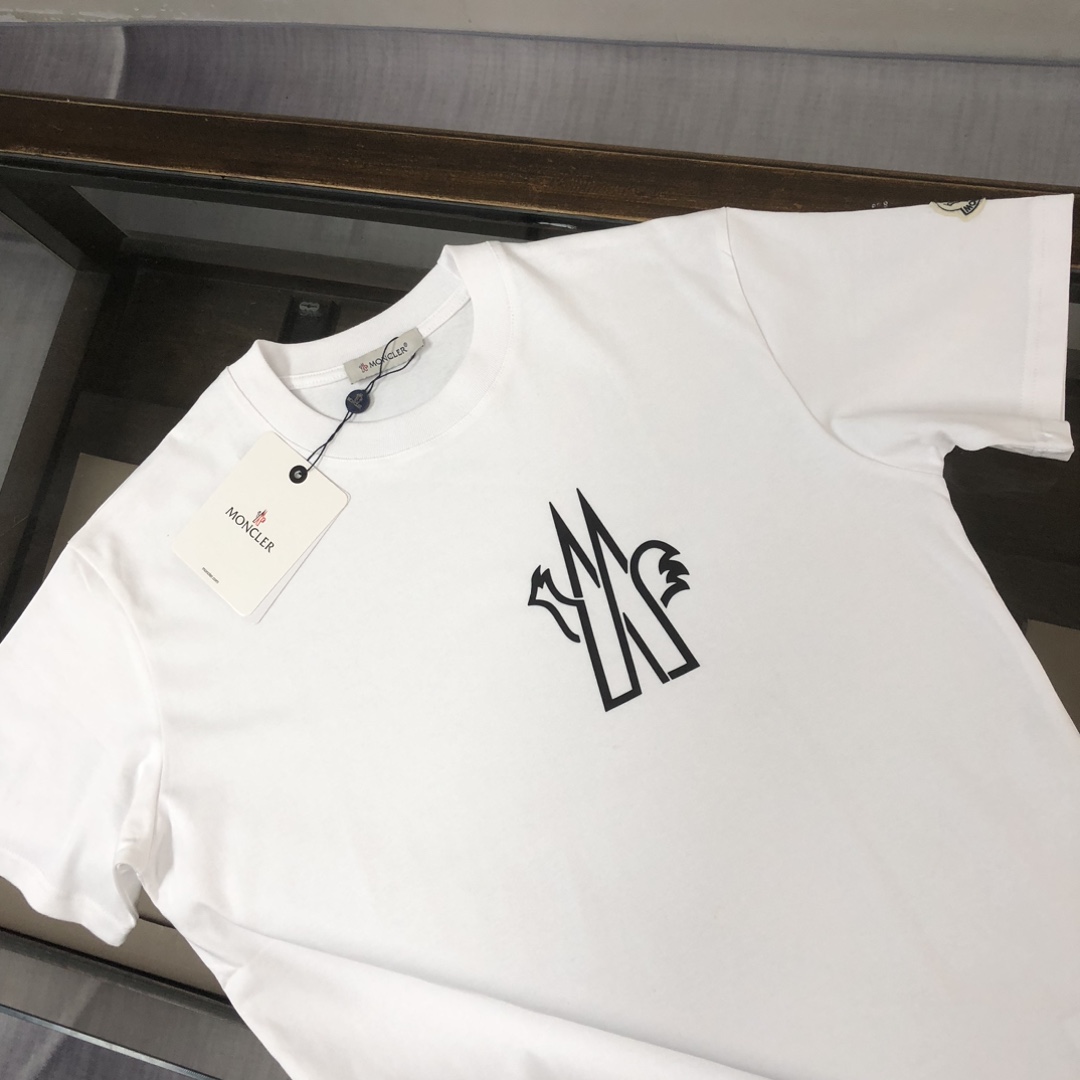 weigou_223554_2_8121f5d621 P75 💥 MONCLER 蒙口 夏季新款圆领短袖T恤!270克重磅高端纯棉面料,手感质感都极完美!修身裁剪设计干净利落!时尚又好看!走线做工非常精致!版型效果超赞!而且透气性能超强!任何年龄阶段都可轻松驾驭,男士衣橱里必备的单品。 颜色: 米白 黑色 码数:M-3XL (下单请报身高体重)