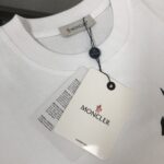 weigou_223554_3_363951b664 P75 💥 MONCLER 蒙口 夏季新款圆领短袖T恤!270克重磅高端纯棉面料,手感质感都极完美!修身裁剪设计干净利落!时尚又好看!走线做工非常精致!版型效果超赞!而且透气性能超强!任何年龄阶段都可轻松驾驭,男士衣橱里必备的单品。 颜色: 米白 黑色 码数:M-3XL (下单请报身高体重)