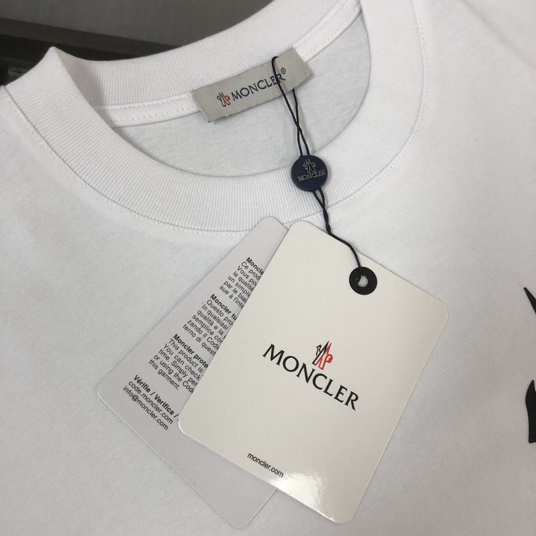 weigou_223554_3_363951b664 P75 💥 MONCLER 蒙口 夏季新款圆领短袖T恤!270克重磅高端纯棉面料,手感质感都极完美!修身裁剪设计干净利落!时尚又好看!走线做工非常精致!版型效果超赞!而且透气性能超强!任何年龄阶段都可轻松驾驭,男士衣橱里必备的单品。 颜色: 米白 黑色 码数:M-3XL (下单请报身高体重)