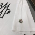 weigou_223554_6_877da8d001 P75 💥 MONCLER 蒙口 夏季新款圆领短袖T恤!270克重磅高端纯棉面料,手感质感都极完美!修身裁剪设计干净利落!时尚又好看!走线做工非常精致!版型效果超赞!而且透气性能超强!任何年龄阶段都可轻松驾驭,男士衣橱里必备的单品。 颜色: 米白 黑色 码数:M-3XL (下单请报身高体重)