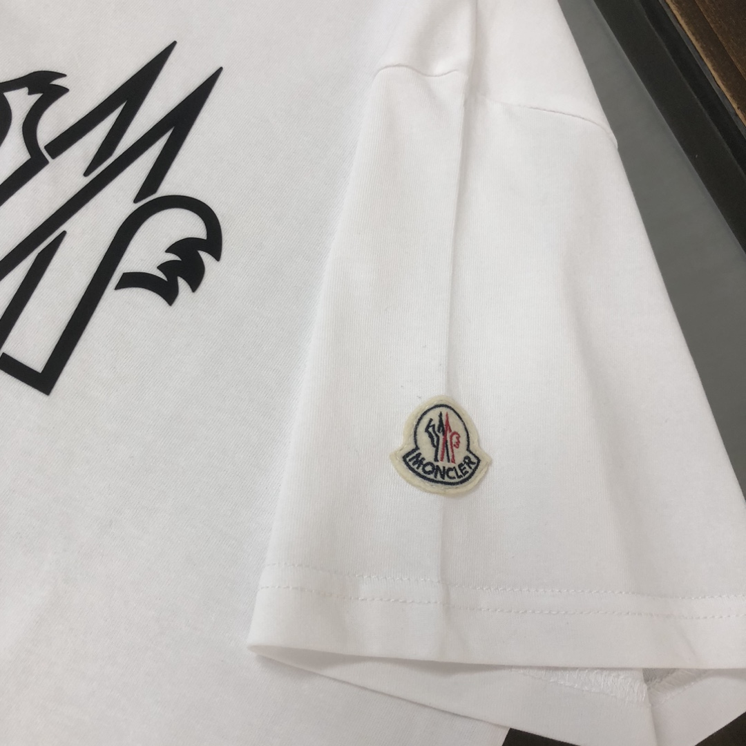 weigou_223554_6_877da8d001 P75 💥 MONCLER 蒙口 夏季新款圆领短袖T恤!270克重磅高端纯棉面料,手感质感都极完美!修身裁剪设计干净利落!时尚又好看!走线做工非常精致!版型效果超赞!而且透气性能超强!任何年龄阶段都可轻松驾驭,男士衣橱里必备的单品。 颜色: 米白 黑色 码数:M-3XL (下单请报身高体重)