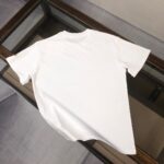 weigou_223554_7_e69b47182b P75 💥 MONCLER 蒙口 夏季新款圆领短袖T恤!270克重磅高端纯棉面料,手感质感都极完美!修身裁剪设计干净利落!时尚又好看!走线做工非常精致!版型效果超赞!而且透气性能超强!任何年龄阶段都可轻松驾驭,男士衣橱里必备的单品。 颜色: 米白 黑色 码数:M-3XL (下单请报身高体重)