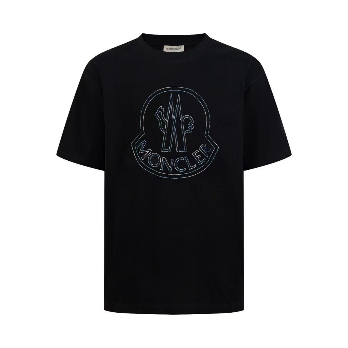P80 Moncler/蒙口 胸前炫彩刺绣圆领短袖 面料选用高品质纯棉 质地柔软亲肤 透气性极佳 穿着感舒适 无论是日常通勤还是休闲漫步 都能带来自在体验 经典圆领设计 线条流畅 贴合颈部曲线 对各种脸型都十分友好 百搭又实穿 正面的“MONCLER”品牌标识以炫彩刺绣呈现 精致的针法与细腻的质感 彰显品牌的高端品质与独特魅力 以简约诠释奢华 是时尚品味与舒适体验的完美结合 拥有它 为你的时尚穿搭增添一份经典与质感 三标齐全 颜色：黑色 白色 Size:S M L XL
