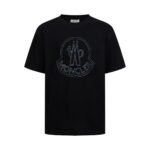 P80 Moncler/蒙口 胸前炫彩刺绣圆领短袖 面料选用高品质纯棉 质地柔软亲肤 透气性极佳 穿着感舒适 无论是日常通勤还是休闲漫步 都能带来自在体验 经典圆领设计 线条流畅 贴合颈部曲线 对各种脸型都十分友好 百搭又实穿 正面的“MONCLER”品牌标识以炫彩刺绣呈现 精致的针法与细腻的质感 彰显品牌的高端品质与独特魅力 以简约诠释奢华 是时尚品味与舒适体验的完美结合 拥有它 为你的时尚穿搭增添一份经典与质感 三标齐全 颜色：黑色 白色 Size:S M L XL