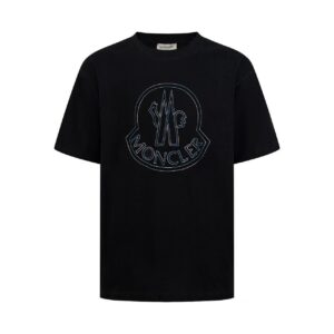P80 Moncler/蒙口 胸前炫彩刺绣圆领短袖 面料选用高品质纯棉 质地柔软亲肤 透气性极佳 穿着感舒适 无论是日常通勤还是休闲漫步 都能带来自在体验 经典圆领设计 线条流畅 贴合颈部曲线 对各种脸型都十分友好 百搭又实穿 正面的“MONCLER”品牌标识以炫彩刺绣呈现 精致的针法与细腻的质感 彰显品牌的高端品质与独特魅力 以简约诠释奢华 是时尚品味与舒适体验的完美结合 拥有它 为你的时尚穿搭增添一份经典与质感 三标齐全 颜色：黑色 白色 Size:S M L XL