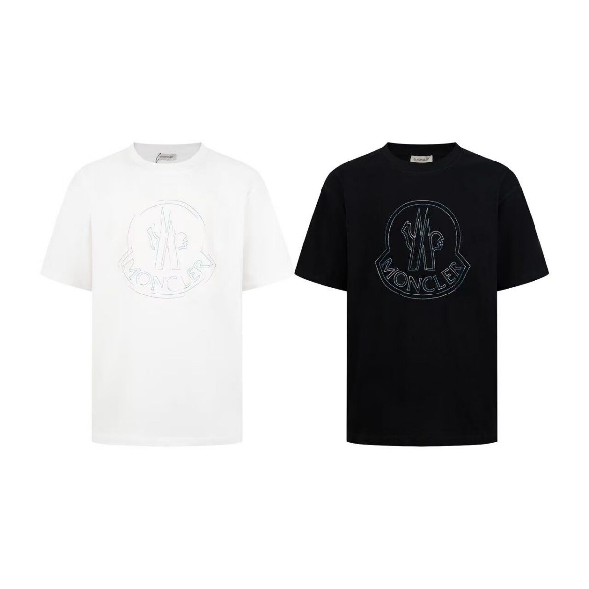 P80 Moncler/蒙口 胸前炫彩刺绣圆领短袖 面料选用高品质纯棉 质地柔软亲肤 透气性极佳 穿着感舒适 无论是日常通勤还是休闲漫步 都能带来自在体验 经典圆领设计 线条流畅 贴合颈部曲线 对各种脸型都十分友好 百搭又实穿 正面的“MONCLER”品牌标识以炫彩刺绣呈现 精致的针法与细腻的质感 彰显品牌的高端品质与独特魅力 以简约诠释奢华 是时尚品味与舒适体验的完美结合 拥有它 为你的时尚穿搭增添一份经典与质感 三标齐全 颜色：黑色 白色 Size:S M L XL
