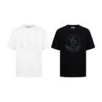 P80 Moncler/蒙口 胸前炫彩刺绣圆领短袖 面料选用高品质纯棉 质地柔软亲肤 透气性极佳 穿着感舒适 无论是日常通勤还是休闲漫步 都能带来自在体验 经典圆领设计 线条流畅 贴合颈部曲线 对各种脸型都十分友好 百搭又实穿 正面的“MONCLER”品牌标识以炫彩刺绣呈现 精致的针法与细腻的质感 彰显品牌的高端品质与独特魅力 以简约诠释奢华 是时尚品味与舒适体验的完美结合 拥有它 为你的时尚穿搭增添一份经典与质感 三标齐全 颜色：黑色 白色 Size:S M L XL