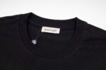 P80 Moncler/蒙口 胸前炫彩刺绣圆领短袖 面料选用高品质纯棉 质地柔软亲肤 透气性极佳 穿着感舒适 无论是日常通勤还是休闲漫步 都能带来自在体验 经典圆领设计 线条流畅 贴合颈部曲线 对各种脸型都十分友好 百搭又实穿 正面的“MONCLER”品牌标识以炫彩刺绣呈现 精致的针法与细腻的质感 彰显品牌的高端品质与独特魅力 以简约诠释奢华 是时尚品味与舒适体验的完美结合 拥有它 为你的时尚穿搭增添一份经典与质感 三标齐全 颜色：黑色 白色 Size:S M L XL
