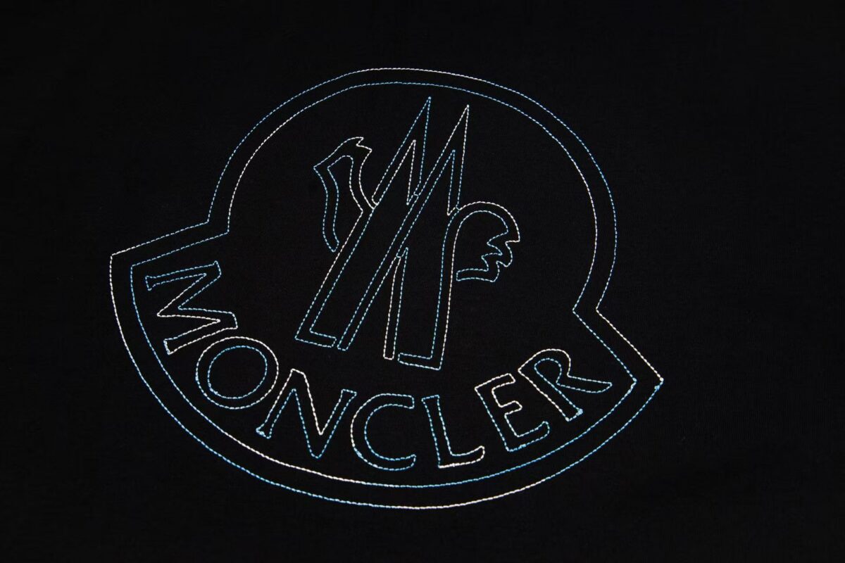 P80 Moncler/蒙口 胸前炫彩刺绣圆领短袖 面料选用高品质纯棉 质地柔软亲肤 透气性极佳 穿着感舒适 无论是日常通勤还是休闲漫步 都能带来自在体验 经典圆领设计 线条流畅 贴合颈部曲线 对各种脸型都十分友好 百搭又实穿 正面的“MONCLER”品牌标识以炫彩刺绣呈现 精致的针法与细腻的质感 彰显品牌的高端品质与独特魅力 以简约诠释奢华 是时尚品味与舒适体验的完美结合 拥有它 为你的时尚穿搭增添一份经典与质感 三标齐全 颜色：黑色 白色 Size:S M L XL