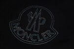 P80 Moncler/蒙口 胸前炫彩刺绣圆领短袖 面料选用高品质纯棉 质地柔软亲肤 透气性极佳 穿着感舒适 无论是日常通勤还是休闲漫步 都能带来自在体验 经典圆领设计 线条流畅 贴合颈部曲线 对各种脸型都十分友好 百搭又实穿 正面的“MONCLER”品牌标识以炫彩刺绣呈现 精致的针法与细腻的质感 彰显品牌的高端品质与独特魅力 以简约诠释奢华 是时尚品味与舒适体验的完美结合 拥有它 为你的时尚穿搭增添一份经典与质感 三标齐全 颜色：黑色 白色 Size:S M L XL
