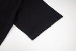 P80 Moncler/蒙口 胸前炫彩刺绣圆领短袖 面料选用高品质纯棉 质地柔软亲肤 透气性极佳 穿着感舒适 无论是日常通勤还是休闲漫步 都能带来自在体验 经典圆领设计 线条流畅 贴合颈部曲线 对各种脸型都十分友好 百搭又实穿 正面的“MONCLER”品牌标识以炫彩刺绣呈现 精致的针法与细腻的质感 彰显品牌的高端品质与独特魅力 以简约诠释奢华 是时尚品味与舒适体验的完美结合 拥有它 为你的时尚穿搭增添一份经典与质感 三标齐全 颜色：黑色 白色 Size:S M L XL