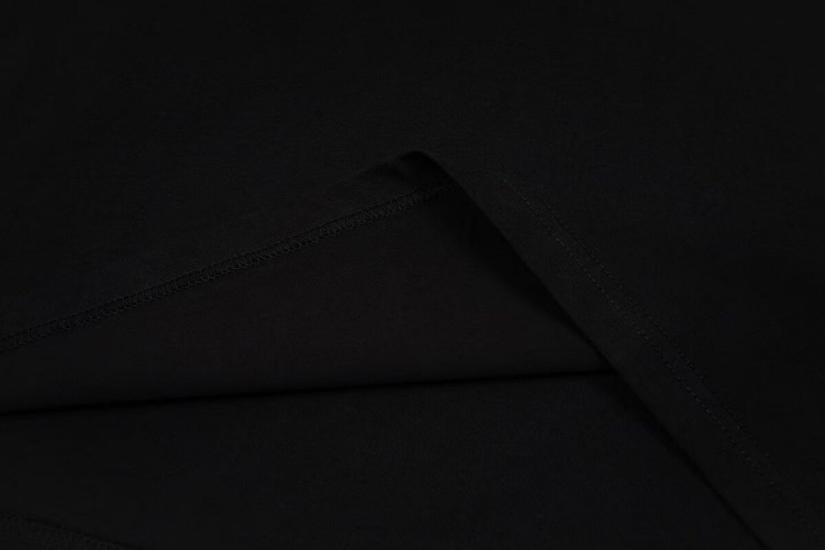 P80 Moncler/蒙口 胸前炫彩刺绣圆领短袖 面料选用高品质纯棉 质地柔软亲肤 透气性极佳 穿着感舒适 无论是日常通勤还是休闲漫步 都能带来自在体验 经典圆领设计 线条流畅 贴合颈部曲线 对各种脸型都十分友好 百搭又实穿 正面的“MONCLER”品牌标识以炫彩刺绣呈现 精致的针法与细腻的质感 彰显品牌的高端品质与独特魅力 以简约诠释奢华 是时尚品味与舒适体验的完美结合 拥有它 为你的时尚穿搭增添一份经典与质感 三标齐全 颜色：黑色 白色 Size:S M L XL