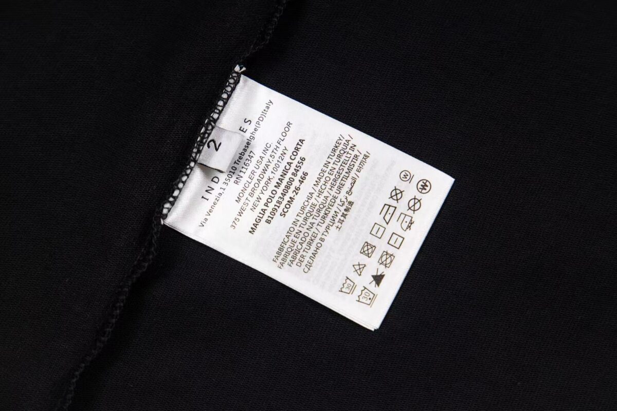 P80 Moncler/蒙口 胸前炫彩刺绣圆领短袖 面料选用高品质纯棉 质地柔软亲肤 透气性极佳 穿着感舒适 无论是日常通勤还是休闲漫步 都能带来自在体验 经典圆领设计 线条流畅 贴合颈部曲线 对各种脸型都十分友好 百搭又实穿 正面的“MONCLER”品牌标识以炫彩刺绣呈现 精致的针法与细腻的质感 彰显品牌的高端品质与独特魅力 以简约诠释奢华 是时尚品味与舒适体验的完美结合 拥有它 为你的时尚穿搭增添一份经典与质感 三标齐全 颜色：黑色 白色 Size:S M L XL