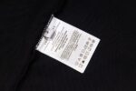 P80 Moncler/蒙口 胸前炫彩刺绣圆领短袖 面料选用高品质纯棉 质地柔软亲肤 透气性极佳 穿着感舒适 无论是日常通勤还是休闲漫步 都能带来自在体验 经典圆领设计 线条流畅 贴合颈部曲线 对各种脸型都十分友好 百搭又实穿 正面的“MONCLER”品牌标识以炫彩刺绣呈现 精致的针法与细腻的质感 彰显品牌的高端品质与独特魅力 以简约诠释奢华 是时尚品味与舒适体验的完美结合 拥有它 为你的时尚穿搭增添一份经典与质感 三标齐全 颜色：黑色 白色 Size:S M L XL