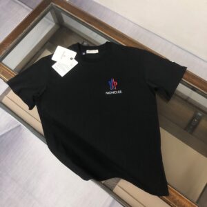 P75 💥 MONCLER 蒙口 夏季新款圆领短袖T恤！270克重磅高端纯棉面料，手感质感都极完美！修身裁剪设计干净利落！时尚又好看！走线做工非常精致！版型效果超赞！而且透气性能超强！任何年龄阶段都可轻松驾驭，男士衣橱里必备的单品。 颜色： 米白 黑色 码数：M-3XL （下单请报身高体重）