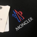 weigou_223591_2_7ef7880cb2 P75 💥 MONCLER 蒙口 夏季新款圆领短袖T恤!270克重磅高端纯棉面料,手感质感都极完美!修身裁剪设计干净利落!时尚又好看!走线做工非常精致!版型效果超赞!而且透气性能超强!任何年龄阶段都可轻松驾驭,男士衣橱里必备的单品。 颜色: 米白 黑色 码数:M-3XL (下单请报身高体重)