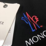 weigou_223591_3_d0a3ba24ec P75 💥 MONCLER 蒙口 夏季新款圆领短袖T恤!270克重磅高端纯棉面料,手感质感都极完美!修身裁剪设计干净利落!时尚又好看!走线做工非常精致!版型效果超赞!而且透气性能超强!任何年龄阶段都可轻松驾驭,男士衣橱里必备的单品。 颜色: 米白 黑色 码数:M-3XL (下单请报身高体重)