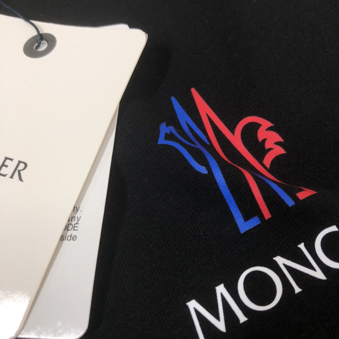 weigou_223591_3_d0a3ba24ec P75 💥 MONCLER 蒙口 夏季新款圆领短袖T恤!270克重磅高端纯棉面料,手感质感都极完美!修身裁剪设计干净利落!时尚又好看!走线做工非常精致!版型效果超赞!而且透气性能超强!任何年龄阶段都可轻松驾驭,男士衣橱里必备的单品。 颜色: 米白 黑色 码数:M-3XL (下单请报身高体重)