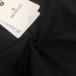 weigou_223591_4_04b3165a62 P75 💥 MONCLER 蒙口 夏季新款圆领短袖T恤!270克重磅高端纯棉面料,手感质感都极完美!修身裁剪设计干净利落!时尚又好看!走线做工非常精致!版型效果超赞!而且透气性能超强!任何年龄阶段都可轻松驾驭,男士衣橱里必备的单品。 颜色: 米白 黑色 码数:M-3XL (下单请报身高体重)