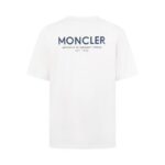 weigou_223593_1_768c304341 P80 Moncler盟可睐 蒙口 26ss 贴片标识短袖T恤 定制云柔平纹棉 手感细腻 舒适贴肤 纯黑基调 奠定百搭基调 标志性三色设计徽章点缀于胸前 演绎现代奢华的视觉语法 侧面加以Mon绣标标识 彰显品牌风范 让标识成为身份的一部分是奢侈品的终极追求。采用进口机刺绣工艺 使用先进的计算机控制系统和精密的机械部件 实现Mon绣标刺绣作业 精度高 线条流畅而细腻,面料都经过浇洗 手感质感更佳 不易变形 不易缩水 不易褪色 保持长久的美观。整体走线平直细腻,面料舒适柔软,颜色一致无色差 能与同款搭配营造时尚造型,驾驭各种场合 定制五金 螺纹 辅料 对版对位 男女同款 码数: S M L XL