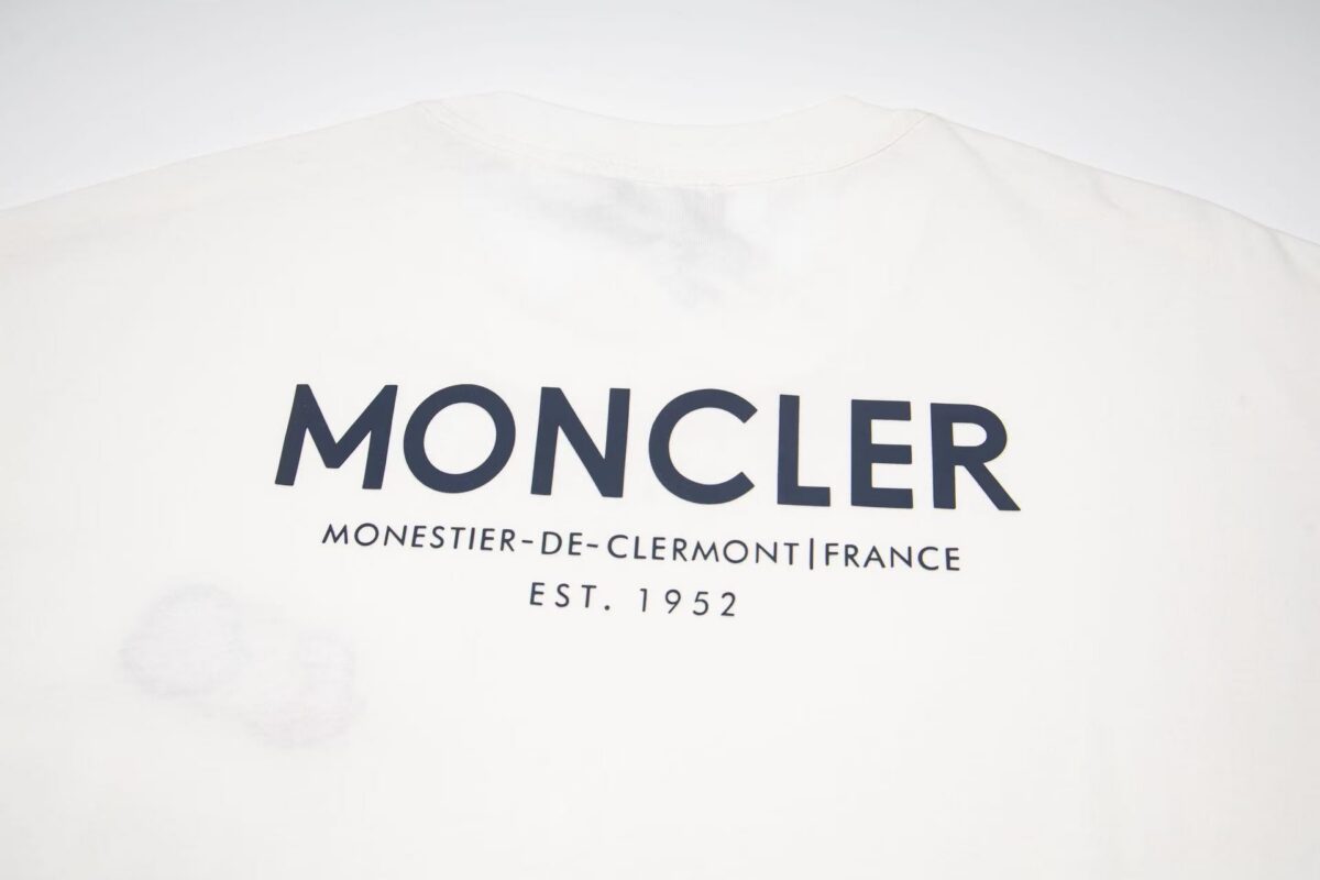 weigou_223593_6_cbc67526f3 P80 Moncler盟可睐 蒙口 26ss 贴片标识短袖T恤 定制云柔平纹棉 手感细腻 舒适贴肤 纯黑基调 奠定百搭基调 标志性三色设计徽章点缀于胸前 演绎现代奢华的视觉语法 侧面加以Mon绣标标识 彰显品牌风范 让标识成为身份的一部分是奢侈品的终极追求。采用进口机刺绣工艺 使用先进的计算机控制系统和精密的机械部件 实现Mon绣标刺绣作业 精度高 线条流畅而细腻,面料都经过浇洗 手感质感更佳 不易变形 不易缩水 不易褪色 保持长久的美观。整体走线平直细腻,面料舒适柔软,颜色一致无色差 能与同款搭配营造时尚造型,驾驭各种场合 定制五金 螺纹 辅料 对版对位 男女同款 码数: S M L XL