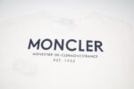 weigou_223593_6_cbc67526f3 P80 Moncler盟可睐 蒙口 26ss 贴片标识短袖T恤 定制云柔平纹棉 手感细腻 舒适贴肤 纯黑基调 奠定百搭基调 标志性三色设计徽章点缀于胸前 演绎现代奢华的视觉语法 侧面加以Mon绣标标识 彰显品牌风范 让标识成为身份的一部分是奢侈品的终极追求。采用进口机刺绣工艺 使用先进的计算机控制系统和精密的机械部件 实现Mon绣标刺绣作业 精度高 线条流畅而细腻,面料都经过浇洗 手感质感更佳 不易变形 不易缩水 不易褪色 保持长久的美观。整体走线平直细腻,面料舒适柔软,颜色一致无色差 能与同款搭配营造时尚造型,驾驭各种场合 定制五金 螺纹 辅料 对版对位 男女同款 码数: S M L XL