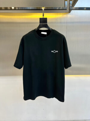 P70 蒙口 夏季新款 印花字母logo休闲短袖t恤。进口100%长绒棉面料，舒适透气，印花图案logo每个细节做到极致，成品完成非常ok！上身极赞，随意百搭！OS版型，S-2XL。