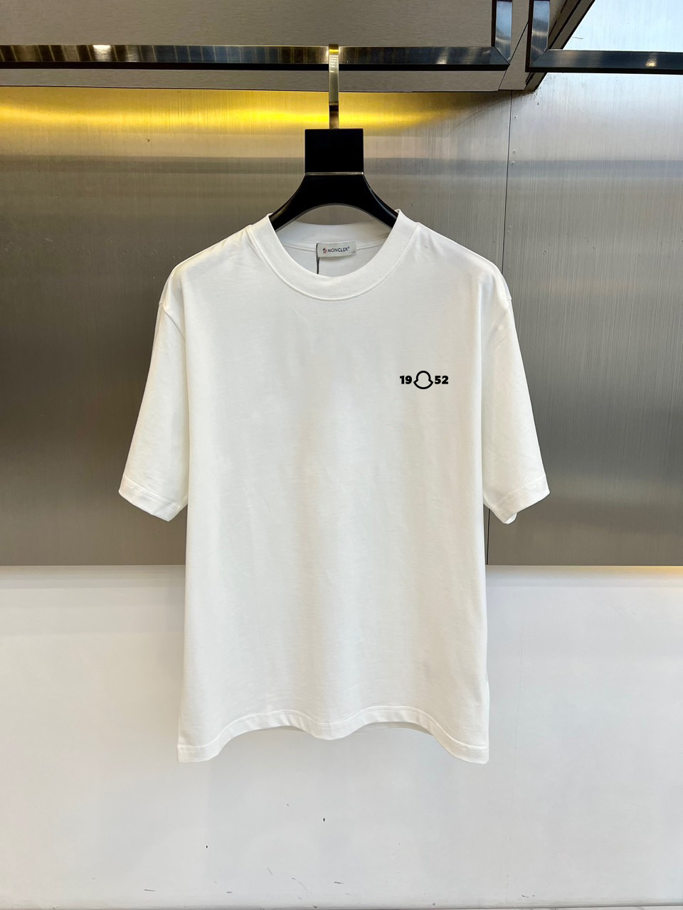 P70 蒙口 夏季新款 印花字母logo休闲短袖t恤。进口100%长绒棉面料，舒适透气，印花图案logo每个细节做到极致，成品完成非常ok！上身极赞，随意百搭！OS版型，S-2XL。