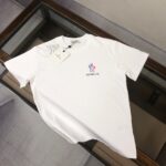 weigou_223628_0_6a46e5983e P75 💥 MONCLER 蒙口 夏季新款圆领短袖T恤!270克重磅高端纯棉面料,手感质感都极完美!修身裁剪设计干净利落!时尚又好看!走线做工非常精致!版型效果超赞!而且透气性能超强!任何年龄阶段都可轻松驾驭,男士衣橱里必备的单品。 颜色: 米白 黑色 码数:M-3XL (下单请报身高体重)