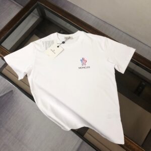 P75 💥 MONCLER 蒙口 夏季新款圆领短袖T恤！270克重磅高端纯棉面料，手感质感都极完美！修身裁剪设计干净利落！时尚又好看！走线做工非常精致！版型效果超赞！而且透气性能超强！任何年龄阶段都可轻松驾驭，男士衣橱里必备的单品。 颜色： 米白 黑色 码数：M-3XL （下单请报身高体重）