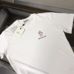 weigou_223628_1_9b4ea24871 P75 💥 MONCLER 蒙口 夏季新款圆领短袖T恤!270克重磅高端纯棉面料,手感质感都极完美!修身裁剪设计干净利落!时尚又好看!走线做工非常精致!版型效果超赞!而且透气性能超强!任何年龄阶段都可轻松驾驭,男士衣橱里必备的单品。 颜色: 米白 黑色 码数:M-3XL (下单请报身高体重)
