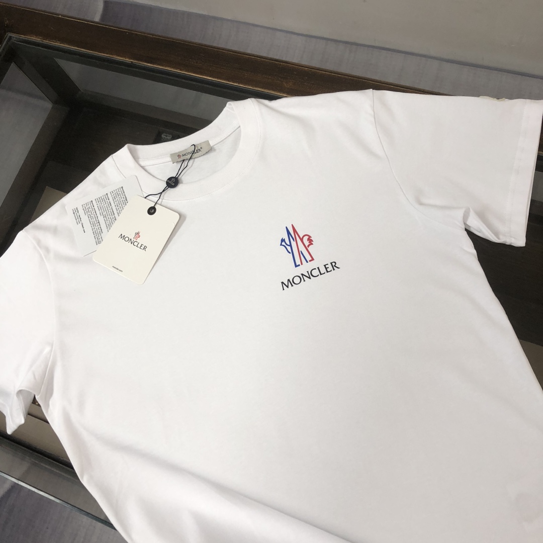 weigou_223628_1_9b4ea24871 P75 💥 MONCLER 蒙口 夏季新款圆领短袖T恤!270克重磅高端纯棉面料,手感质感都极完美!修身裁剪设计干净利落!时尚又好看!走线做工非常精致!版型效果超赞!而且透气性能超强!任何年龄阶段都可轻松驾驭,男士衣橱里必备的单品。 颜色: 米白 黑色 码数:M-3XL (下单请报身高体重)