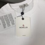 weigou_223628_2_cc4293ce8a P75 💥 MONCLER 蒙口 夏季新款圆领短袖T恤!270克重磅高端纯棉面料,手感质感都极完美!修身裁剪设计干净利落!时尚又好看!走线做工非常精致!版型效果超赞!而且透气性能超强!任何年龄阶段都可轻松驾驭,男士衣橱里必备的单品。 颜色: 米白 黑色 码数:M-3XL (下单请报身高体重)