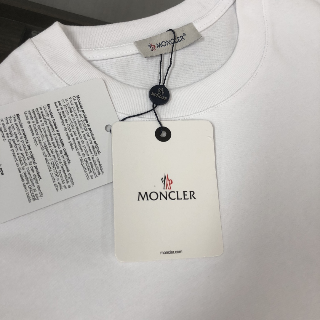 weigou_223628_2_cc4293ce8a P75 💥 MONCLER 蒙口 夏季新款圆领短袖T恤!270克重磅高端纯棉面料,手感质感都极完美!修身裁剪设计干净利落!时尚又好看!走线做工非常精致!版型效果超赞!而且透气性能超强!任何年龄阶段都可轻松驾驭,男士衣橱里必备的单品。 颜色: 米白 黑色 码数:M-3XL (下单请报身高体重)