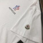 weigou_223628_3_270495d33f P75 💥 MONCLER 蒙口 夏季新款圆领短袖T恤!270克重磅高端纯棉面料,手感质感都极完美!修身裁剪设计干净利落!时尚又好看!走线做工非常精致!版型效果超赞!而且透气性能超强!任何年龄阶段都可轻松驾驭,男士衣橱里必备的单品。 颜色: 米白 黑色 码数:M-3XL (下单请报身高体重)