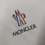 weigou_223628_4_8a69408257 P75 💥 MONCLER 蒙口 夏季新款圆领短袖T恤!270克重磅高端纯棉面料,手感质感都极完美!修身裁剪设计干净利落!时尚又好看!走线做工非常精致!版型效果超赞!而且透气性能超强!任何年龄阶段都可轻松驾驭,男士衣橱里必备的单品。 颜色: 米白 黑色 码数:M-3XL (下单请报身高体重)